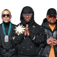 Les Black Eyed Peas, prêts pour un concert, posent ensemble. Will.i.am, Taboo et apl.de.ap arborent des lunettes de soleil stylées et des tenues audacieuses.