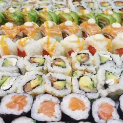 Assortiment de makis et sushis frais, un vrai régal pour les amateurs de **best sushi Paris**.