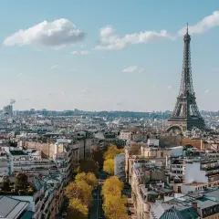 Vue panoramique de Paris avec la Tour Eiffel. Idéal pour savoir que faire à Paris ce week-end : balade, musées, gastronomie.