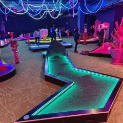 Un parcours de mini-golf coloré et futuriste, avec des néons vibrants et des obstacles originaux. Le **nikito domus** invite à une partie endiablée dans une ambiance électrique.