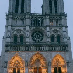 Visite de Notre Dame de Paris, majestueuse cathédrale gothique illuminée, avec ses rosaces et sculptures impressionnantes.