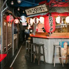 Ambiance de resto japonais à Paris, avec lanternes rouges et enseignes typiques.