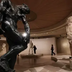 Sculptures de Rodin dans une expo Paris en ce moment. Le Penseur domine, face à un marbre blanc.