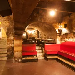 Ambiance unique au Caveau de la Huchette. Les prix sont abordables pour profiter de ce lieu historique.