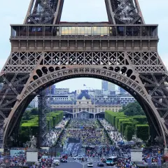 Vue depuis la Tour Eiffel, une foule nombreuse profite de la vue. La durée de visite dépend de l'affluence.