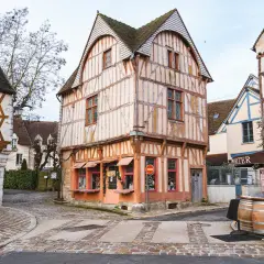 Charmant village médiéval en Île-de-France, idéal pour sortir et découvrir son architecture typique.