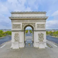 L'Arc de Triomphe, monument emblématique de Paris, offre une vue imprenable. L'accès au sommet est gratuit pour certains visiteurs, une belle opportunité à saisir.