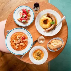 Un repas gourmand à la brasserie Rosie Lou : risotto aux crevettes, saucisse purée, tartines et petites bouchées.