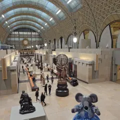 Vue panoramique du musée d'Orsay à Paris, avec ses vastes salles d'exposition, ses sculptures et ses visiteurs.