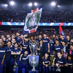 L'équipe célèbre sa victoire au Parc des Princes, soulevant des trophées sous les acclamations de la foule.
