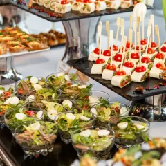 Un festin de **brunch à volonté Paris** : mini wraps, toasts garnis, salades individuelles et brochettes de tomates cerises.