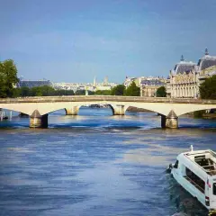 Un bus amphibie navigue sur la Seine, sous un pont parisien, avec la Tour Eiffel et des bâtiments emblématiques en arrière-plan. On dirait que même les canards de Paris ont leur propre moyen de transport !