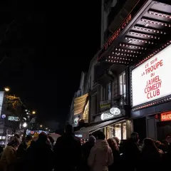 Une foule attend devant le Jamel Comedy Club à Paris pour une soirée de stand-up.