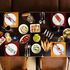 Un festin de tapas et de charcuterie sur une table de restaurant Paul Pairet.