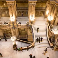 Magnifique escalier de l'Opéra Garnier. Visite gratuite pour admirer cette architecture somptueuse et ses lustres étincelants.
