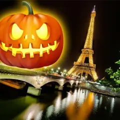 Citrouille d'Halloween lumineuse devant la Tour Eiffel illuminée, un pont et la Seine la nuit. Ambiance bar Halloween Paris.