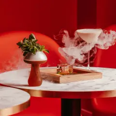Cocktail fumant sur une table marbrée, ambiance chic et moderne. Un moment pour se déconnecter au bar.