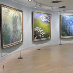 Des tableaux de nénuphars de Monet, dans une salle d'exposition du musée de Paris.