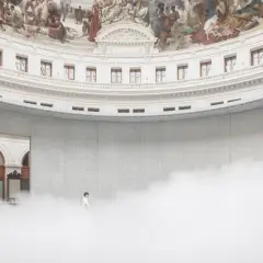 Un homme seul dans un nuage de vapeur au centre de la rotonde de la **Fondation Pinault Paris**, sous une fresque monumentale.