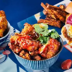 Un festin de poulet frit parisien : bouchées croustillantes, burger gourmand et frites de patate douce.