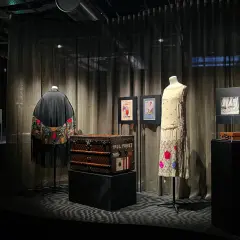Exposition mode : manteau brodé, malle Louis Vuitton, robe art déco. Un rêve LV.
