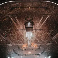 Vue aérienne d'une arène bondée, prête pour un événement. La capacité de la défense est impressionnante, avec des milliers de spectateurs.