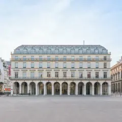 Façade de la Fondation Cartier pour l'art contemporain, avec ses arcades et son nom lumineux.