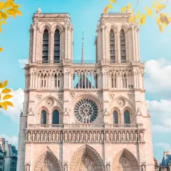 Magnifique façade de Notre-Dame de Paris, avec ses tours imposantes et sa rosace centrale. Une invitation à visiter ce joyau architectural.