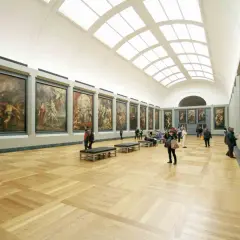 Vaste galerie d'art parisienne avec de grandes peintures et des visiteurs admirant l'expo gratuite.