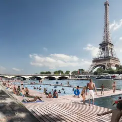 Des Parisiens profitent d'une journée ensoleillée pour la baignade dans la Seine, avec la Tour Eiffel en toile de fond.