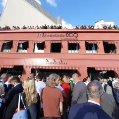 Le Bouillon du Coq, restaurant de Thierry Marx, accueille une foule sous un ciel bleu.
