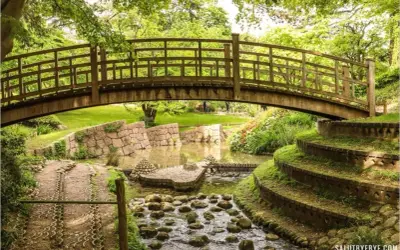 Pont en bois au-dessus d'un ruisseau dans le jardin du musée départemental Albert-Kahn.