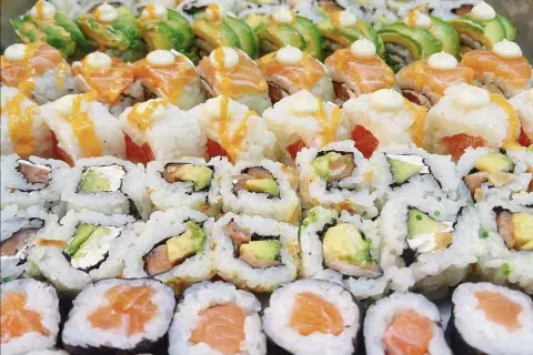 Assortiment de makis et sushis frais, un vrai régal pour les amateurs de **best sushi Paris**.