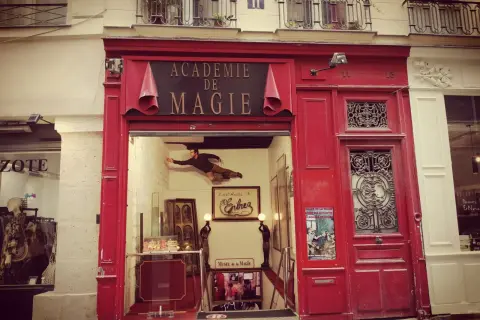 L'Académie de Magie, un musée fascinant, invite les visiteurs à découvrir les secrets de l'illusion.