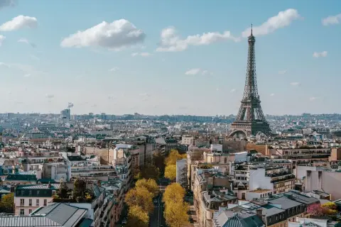 Vue panoramique de Paris avec la Tour Eiffel. Idéal pour savoir que faire à Paris ce week-end : balade, musées, gastronomie.