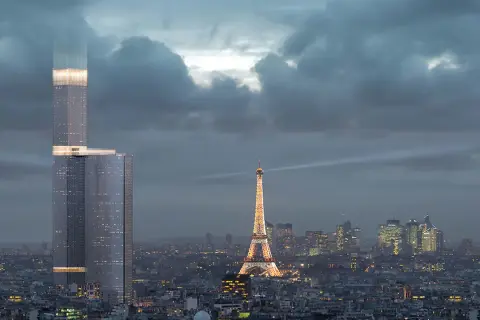 La Tour Montparnasse, en pleine rénovation, se dresse fièrement à Paris, illuminée par des faisceaux de lumière, dominant la ville et la Tour Eiffel scintillante.