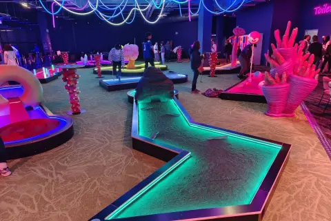 Un parcours de mini-golf coloré et futuriste, avec des néons vibrants et des obstacles originaux. Le **nikito domus** invite à une partie endiablée dans une ambiance électrique.