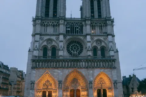 Visite de Notre Dame de Paris, majestueuse cathédrale gothique illuminée, avec ses rosaces et sculptures impressionnantes.