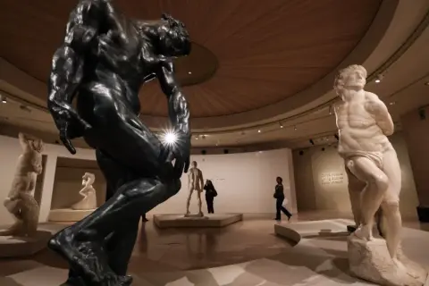 Sculptures de Rodin dans une expo Paris en ce moment. Le Penseur domine, face à un marbre blanc.