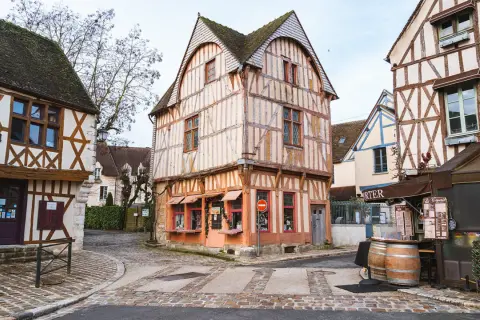 Charmant village médiéval en Île-de-France, idéal pour sortir et découvrir son architecture typique.