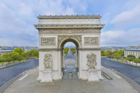 L'Arc de Triomphe, monument emblématique de Paris, offre une vue imprenable. L'accès au sommet est gratuit pour certains visiteurs, une belle opportunité à saisir.