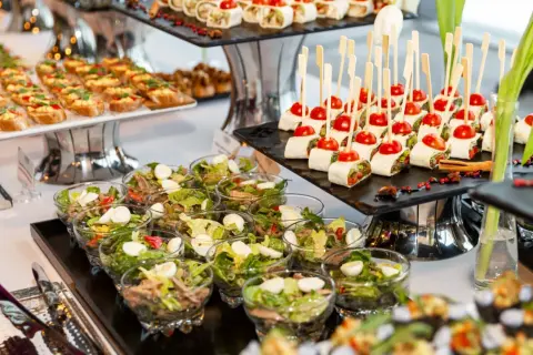 Un festin de **brunch à volonté Paris** : mini wraps, toasts garnis, salades individuelles et brochettes de tomates cerises.