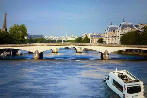 Un bus amphibie navigue sur la Seine, sous un pont parisien, avec la Tour Eiffel et des bâtiments emblématiques en arrière-plan. On dirait que même les canards de Paris ont leur propre moyen de transport !