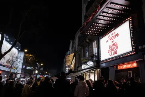 Une foule attend devant le Jamel Comedy Club à Paris pour une soirée de stand-up.