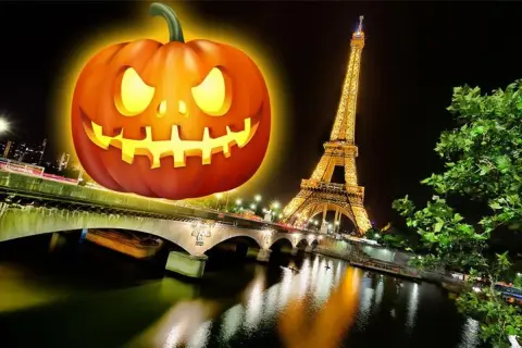 Citrouille d'Halloween lumineuse devant la Tour Eiffel illuminée, un pont et la Seine la nuit. Ambiance bar Halloween Paris.