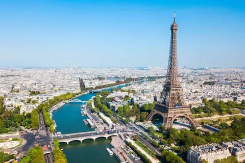 Vue aérienne de Paris avec la Tour Eiffel. Vous vous demandez "cuanto cuesta subir a la torre Eiffel" ? Admirez la vue !