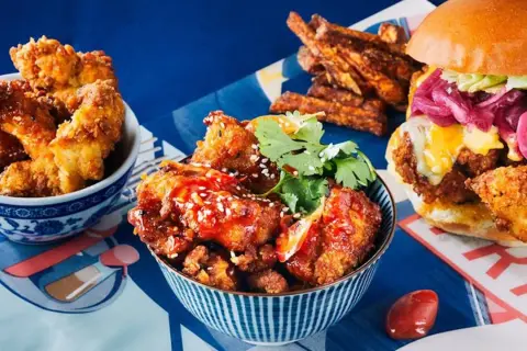 Un festin de poulet frit parisien : bouchées croustillantes, burger gourmand et frites de patate douce.