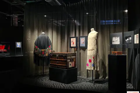 Exposition mode : manteau brodé, malle Louis Vuitton, robe art déco. Un rêve LV.