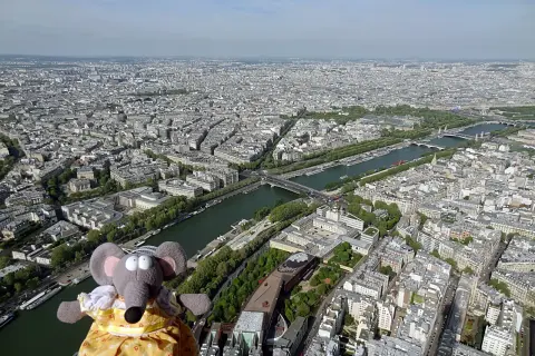 Vue de Paris depuis la hauteur de la tour Eiffel, 2ème étage, avec une souris en peluche.