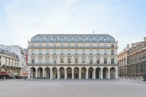 Façade de la Fondation Cartier pour l'art contemporain, avec ses arcades et son nom lumineux.